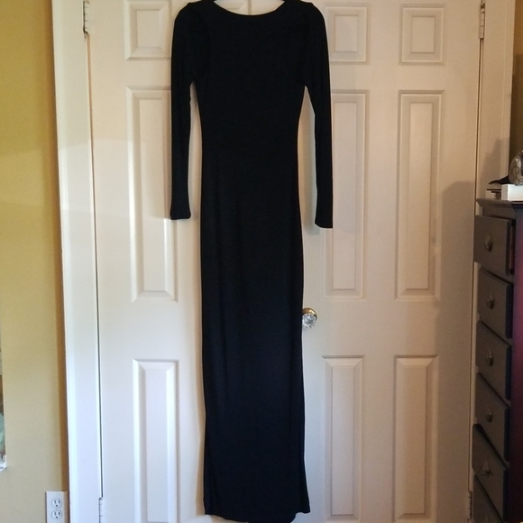 Black gown - Picture 2 of 6